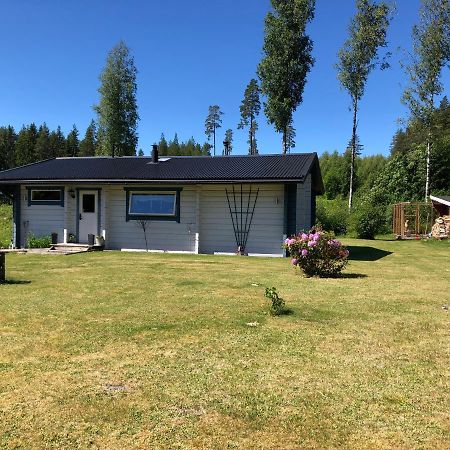 Mysig Timmerstuga Med Braskamin Naera Hovfjaellet Torsby Exterior foto