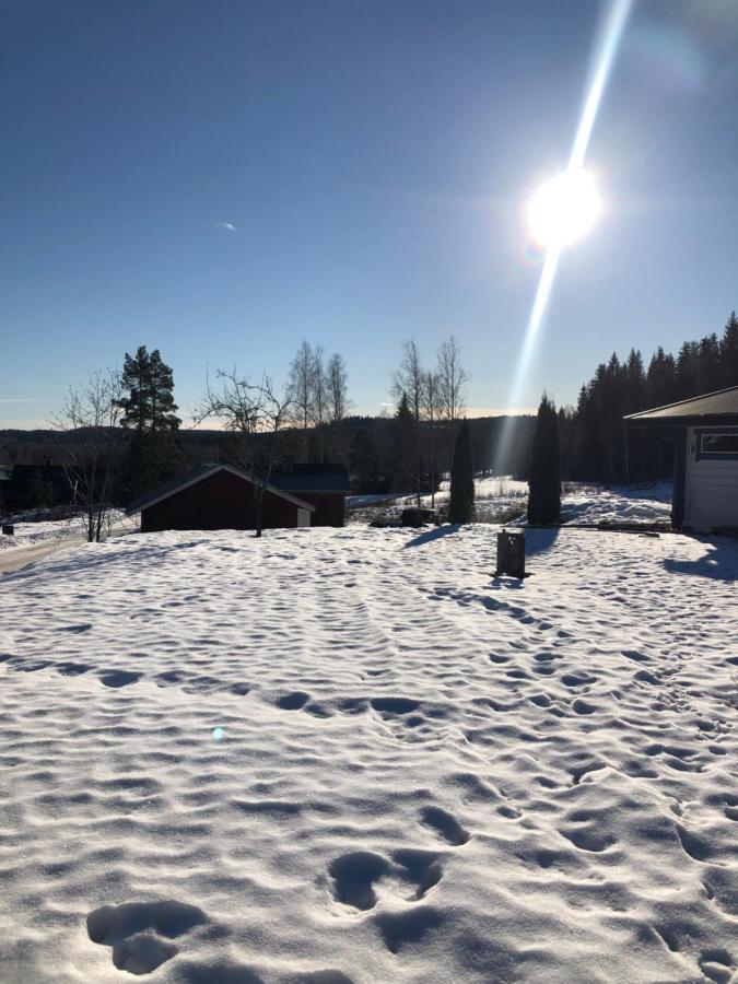 Mysig Timmerstuga Med Braskamin Naera Hovfjaellet Torsby Exterior foto